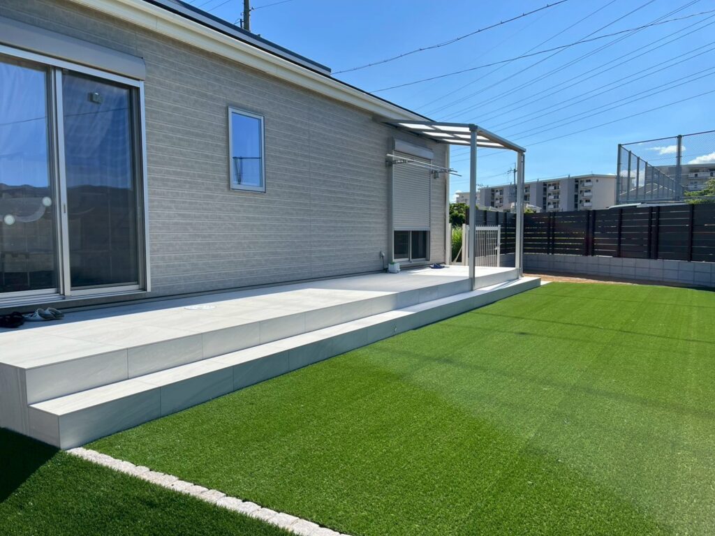 タイルデッキと人工芝を施工した開放的な庭の施工事例