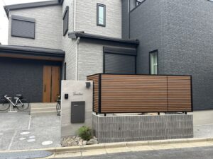 木目調フェンスと大判タイル門柱が印象的なホテルライク外構の施工例