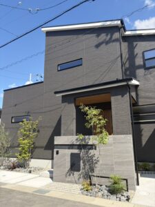 大判なタイル門柱と植栽を組み合わせたホテルライクな外構