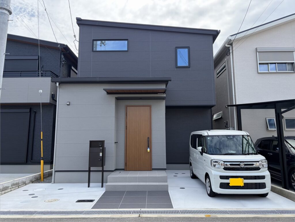 グレーとホワイトの住宅に合わせたシンプルモダンな外構